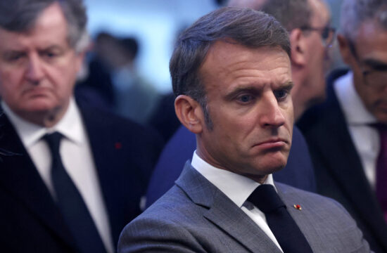 Emmanuel Macron zabrinuto gleda u prazno