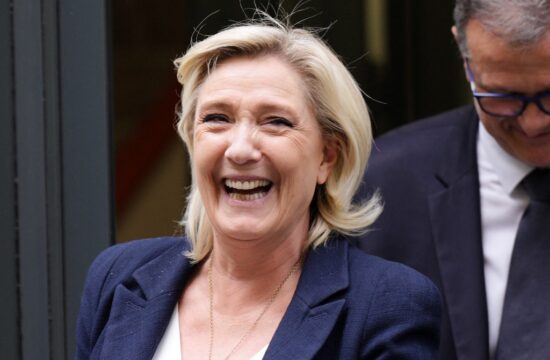 Francuski kandidati odustaju od drugog kruga kako bi blokirali krajnju desnicu