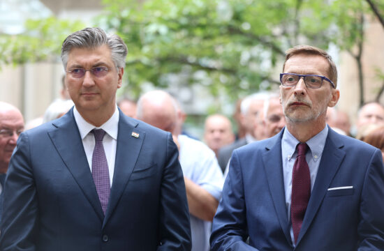 predsjendik Vlade Andrej Plenković i predsjendik Matice hrvatske Miro Gavran rame uz rame