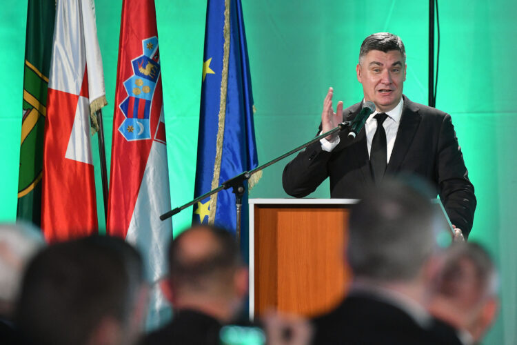 Zoran Milanović drži govor
