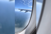 snimka kroz prozor aviona