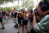 prosvjednici u barceloni gađaju turiste vodenim pištoljima, dvije žene, fotograf