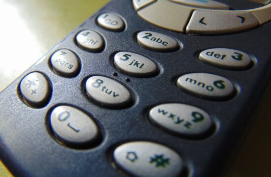 Škola u Britaniji zabranila pametne telefone, zamijenivši ih popularnim "ciglama".