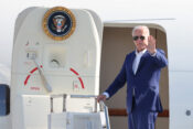 američki predsjednik joe biden maše iz službenog aviona