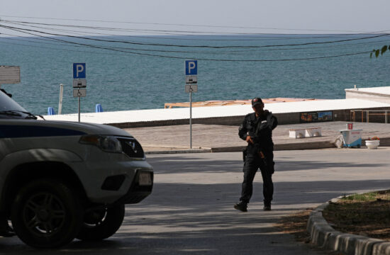 policajac hoda cestom pored plaže na krimu