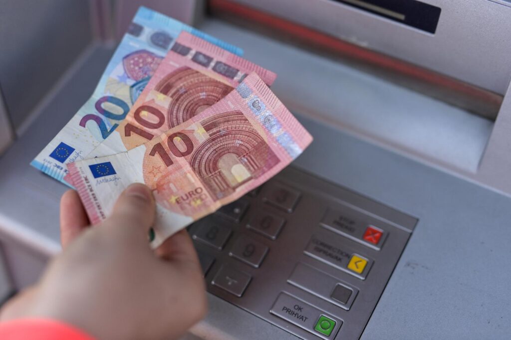 Koliki je dnevni iznos novca koji možete podići na bankomatima?