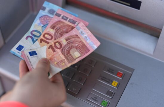 Znate li koliki je dnevni iznos novca koji možete podići na bankomatima?