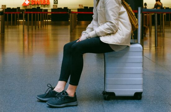 žena na aerodromu s prtljagom