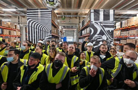 Pobuna radnika u Teslinoj tvornici u Njemačkoj: "Nestalo nam je 65 tisuća šalica!"