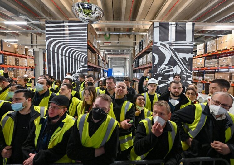 Pobuna radnika u Teslinoj tvornici u Njemačkoj: "Nestalo nam je 65 tisuća šalica!"