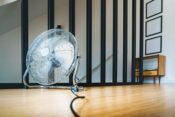 Znate li da od običnog ventilatora možete napraviti učinkovitu zamjenu za klima uređaj?.