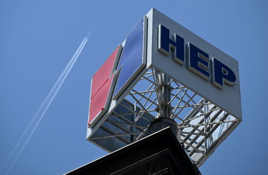 logo HEP-a na zgradi Hrvatske elektroprivrede