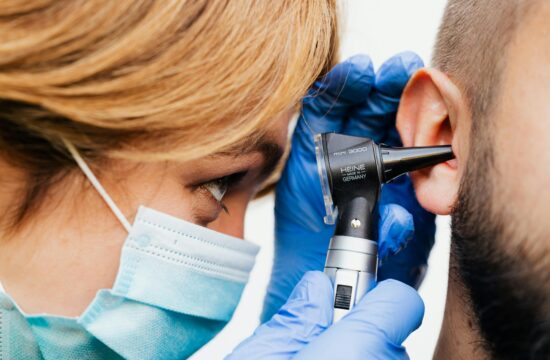 Doktorica pregledava uho