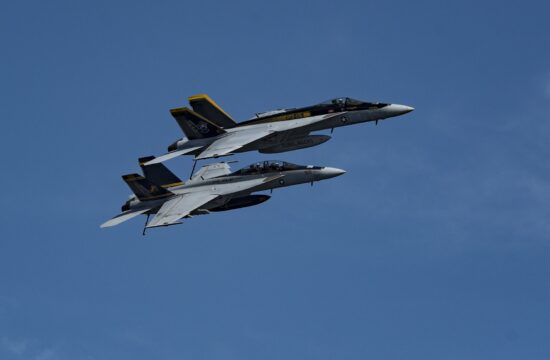 Snimljen bliski susret Suhoja i F-18 iznad NATO jezera.