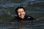 Anne Hidalg pliva u rijeci