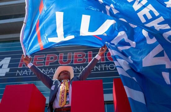 Zastava u rukama muškarca na republikanskoj konvenciji.