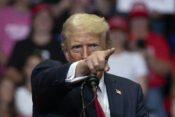 Donald Trump pokazuje prstom prema publici