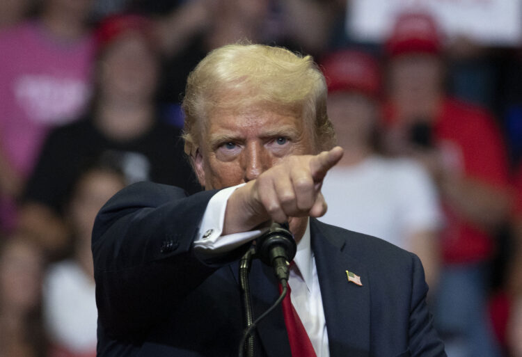 Donald Trump pokazuje prstom prema publici