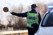 Policajac zaustavalja na cesti automobile