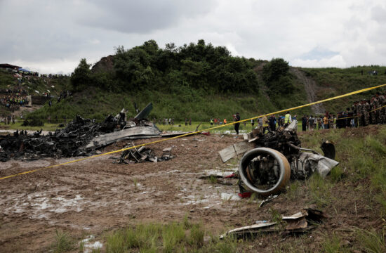 Avion skliznuo s piste i zapalio se, najmanje 18 mrtvih .