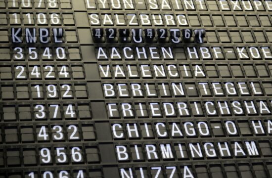 Pet ljudi se zalijepilo za pistu na aerodromu u Kölnu, otkazani letovi.