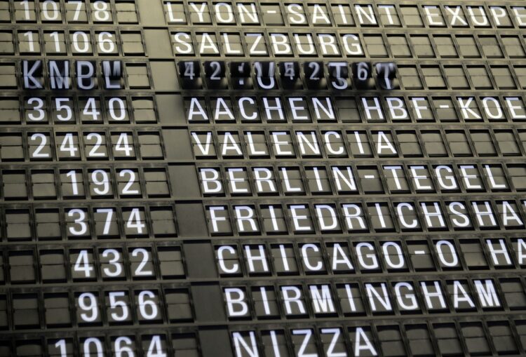 Pet ljudi se zalijepilo za pistu na aerodromu u Kölnu, otkazani letovi.