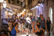 Turisti na večeri u Dubrovniku