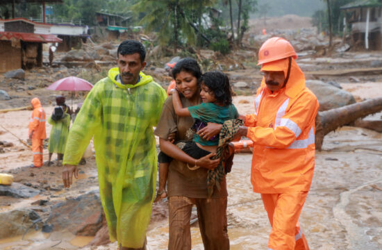 spasioci izvode ženu i dijete, klizišta u indiji