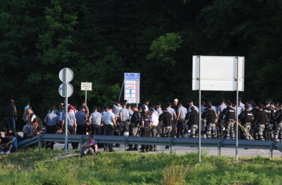 Migranti i policija