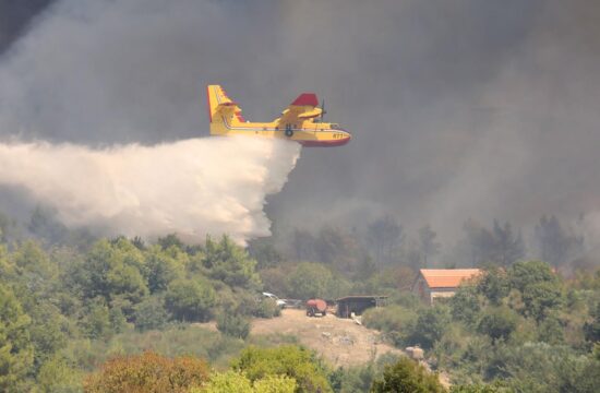 Veliki požar u zaleđu Skradina, gase ga brojni vatrogasci i četiri kanadera.