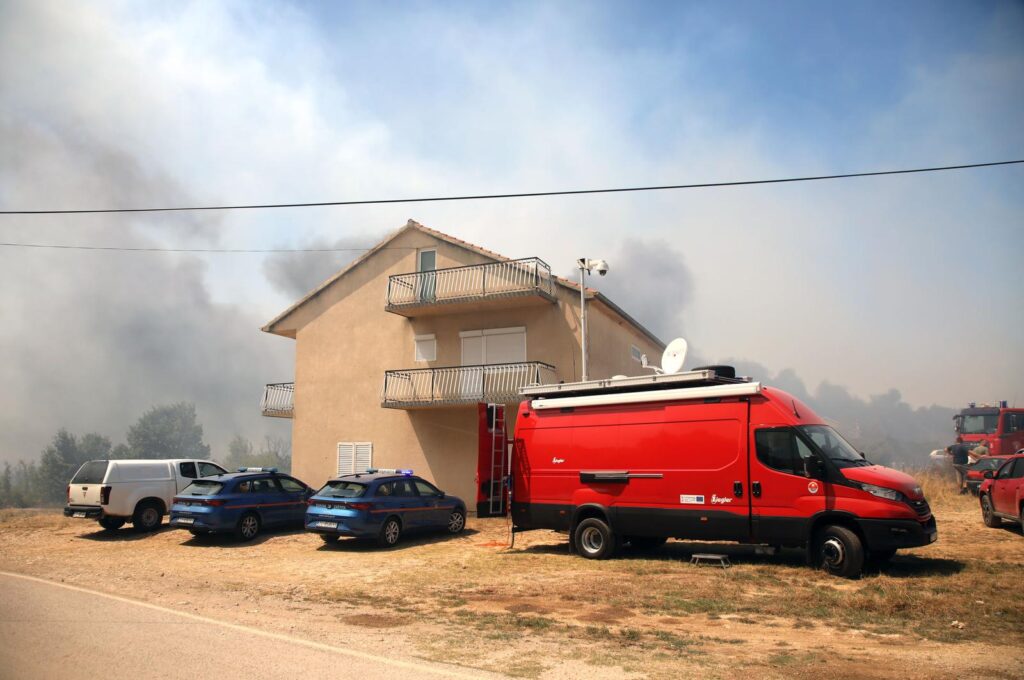 Veliki požar u zaleđu Skradina, gase ga brojni vatrogasci i četiri kanadera.
