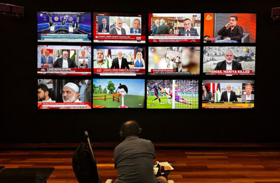 televizijski ekrani na kojima se vrti vijest o smrti vođe hamasa