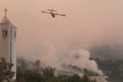 Tristotinjak vatrogasaca gasilo požare i branilo kuće diljem makarskog primorja