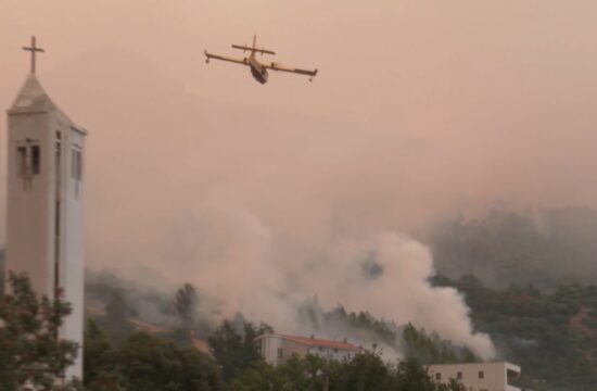 Tristotinjak vatrogasaca gasilo požare i branilo kuće diljem makarskog primorja
