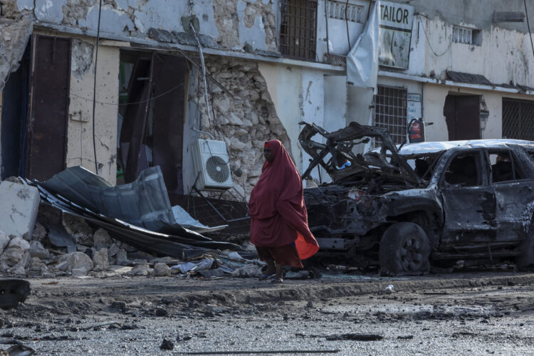 žena prolazi pokraj ruševina koje su ostale nakon terorističkog napada u somaliji 15. srpnja 2024.