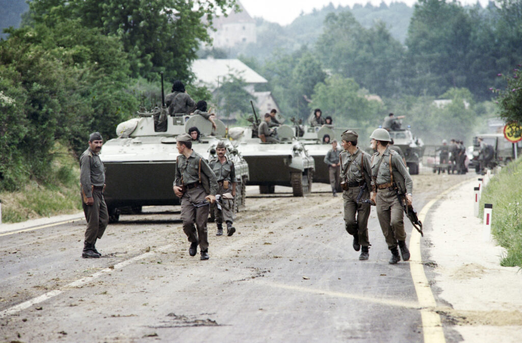 Jugoslavenske trupe napuštaju položaje na slovenko-hrvatskoj granici u srpnju 1991. 