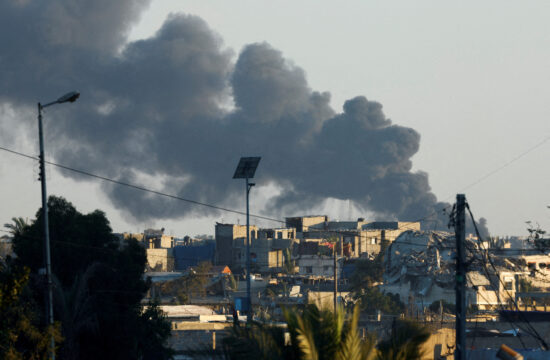 Žestok napad Izraela na školu u Gazi, poginulo najmanje 10 Palestinaca.