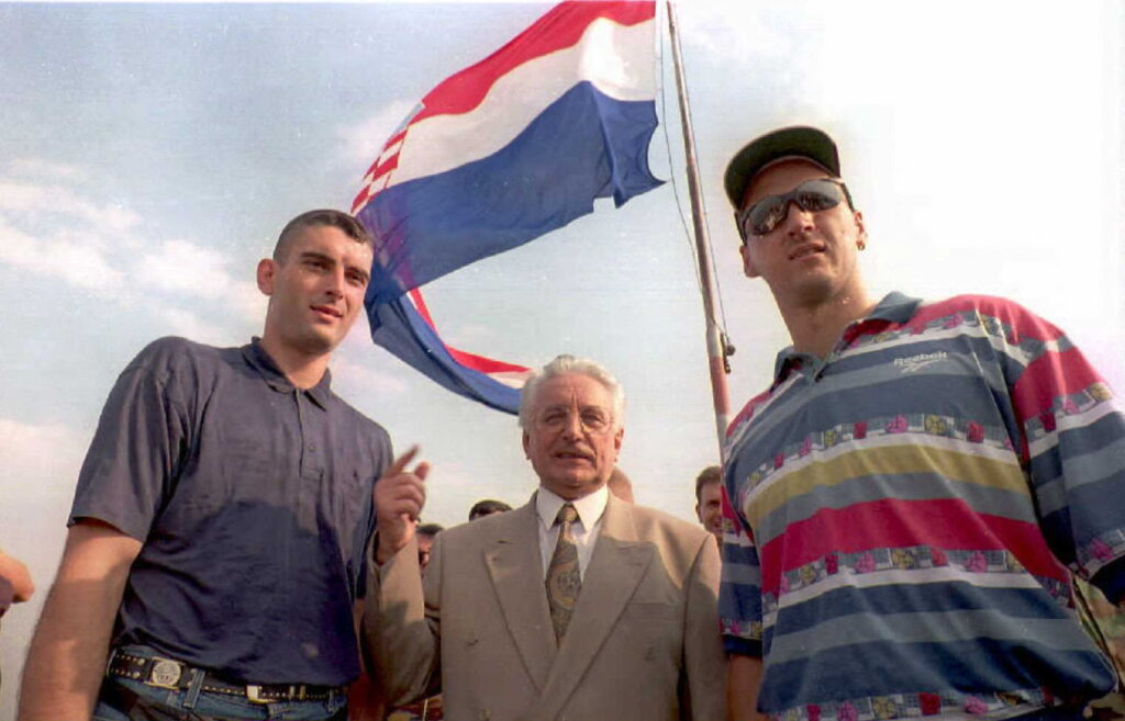franjo tuđman s košarkašima stojkom vrankovićem i dinom rađom na Kninskoj tvrđavi 6. kolovoza 1995.