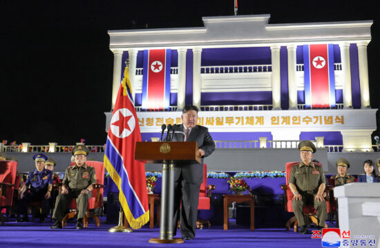 Kim Jong Un nadzire isporuku novog taktičkog balističkog raketnog sustava.
