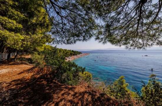 gužva na plaži zlatni rat u bolu na braču