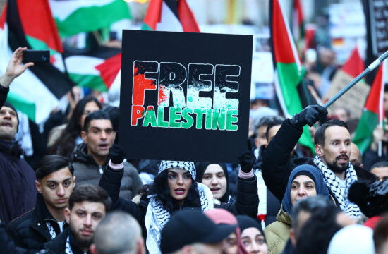 transparent na kojemu piše oslobodite palestinu