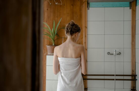 žena zamotana u ručnik nakon tuširanja u kupaonici