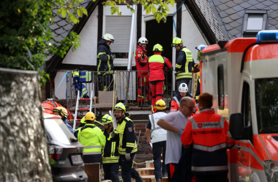 hitne službe spašavaju ljude izi urušenog hotela u njemačkoj