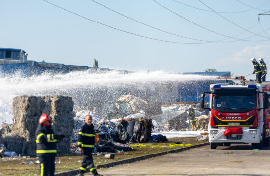 Vatrogasci gase požar u Dravi International