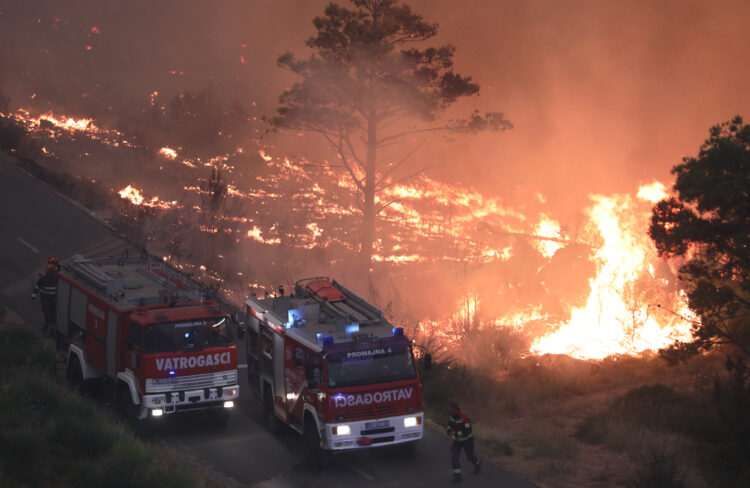 vatrogasci gase požar kod Tučepa