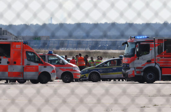 vozila hitne pomoći i policije na aerodromu