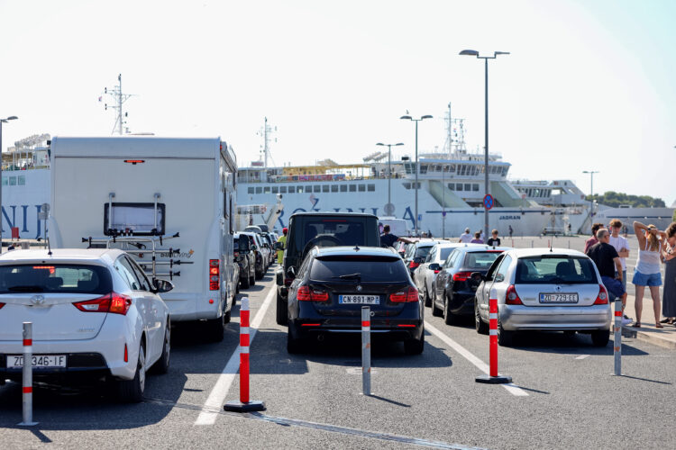 Automoboli čekaju ukrcaj na trajekt