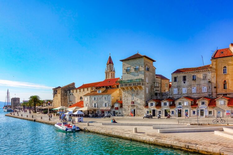 Trogir tijekom turističke sezone