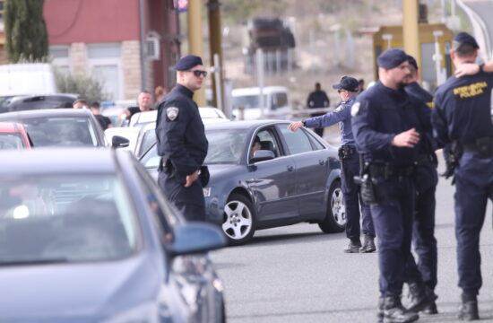 Policija na naplatnim kućicama