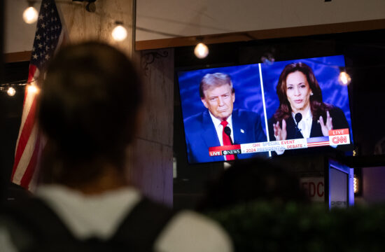 gledatelji prate televizijsku debatu Donalada Trumpa i Kamale Harris